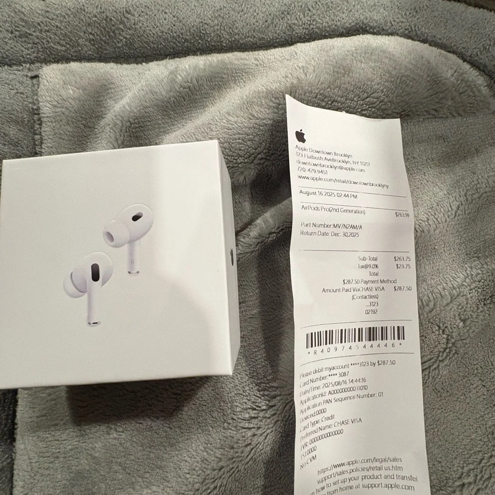 Apple AirPods Pro with White Charging Case